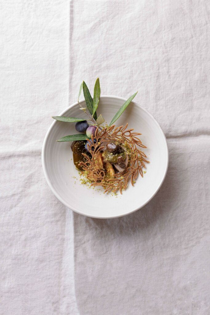 Tian d’olives et crumble de spiruline