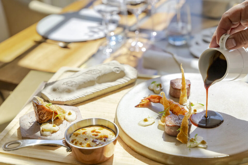 Agneau de lait Terre et Mer avec asperges et sabayon café