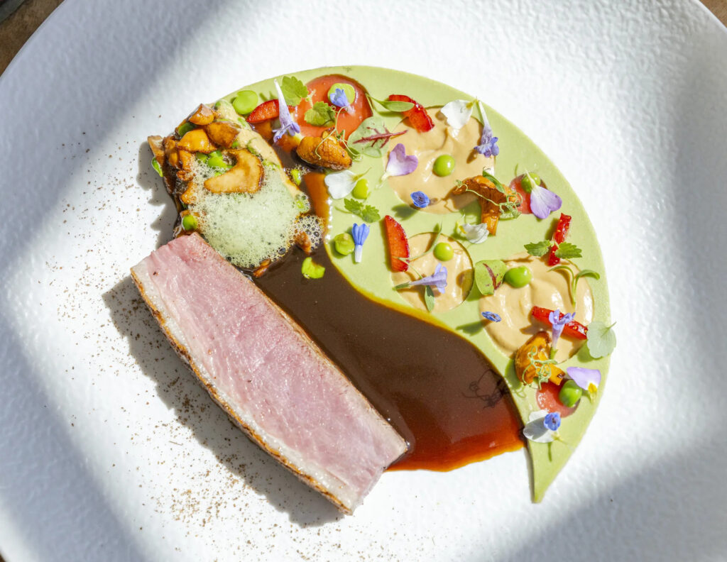 Filet de canard de Challan accompagné de petits pois et fraises lactofermentées