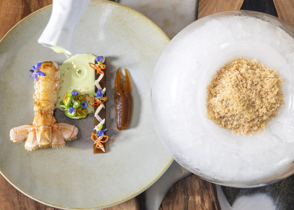 Langoustine rôtie accompagnée de fèves et granité