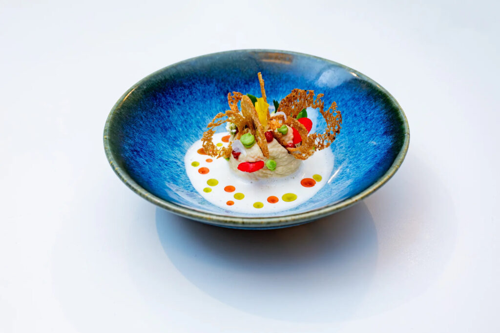 Pommade de pois chiches herbacées avec petits pois et lait fumé
