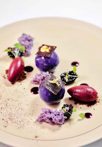 Sphère glacée chocolat mûre réglisse