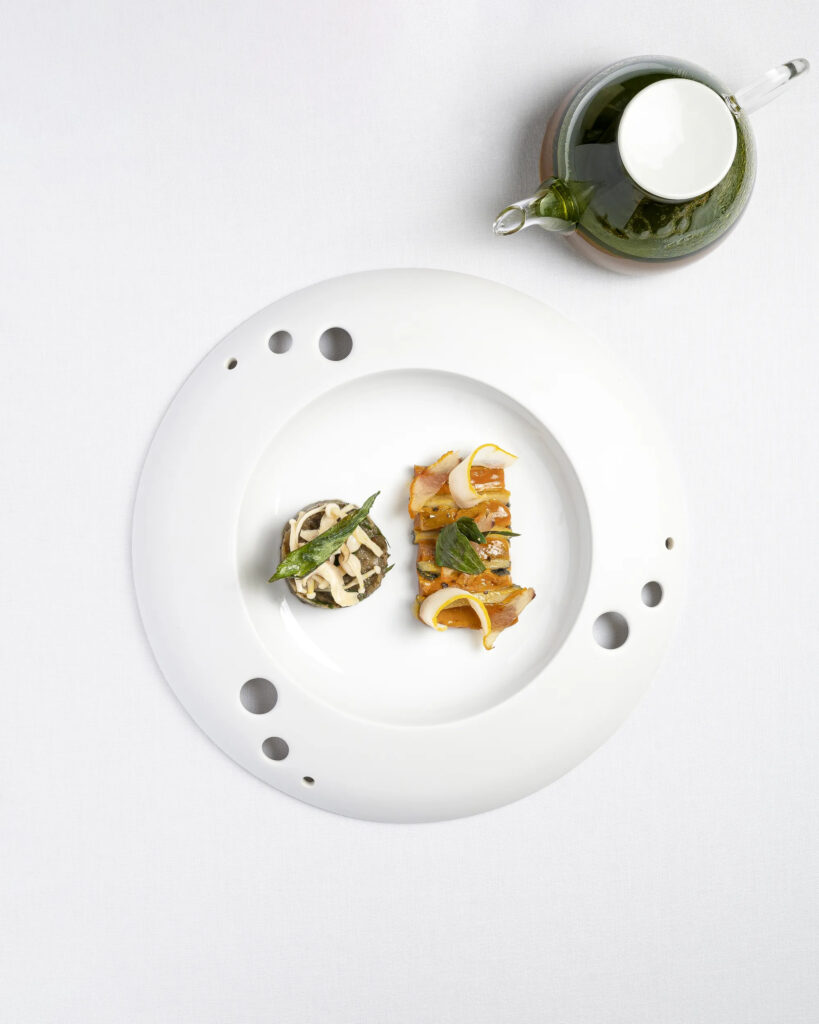 Foie gras poché à l’huile de livèche, ormeau snacké et garnitures