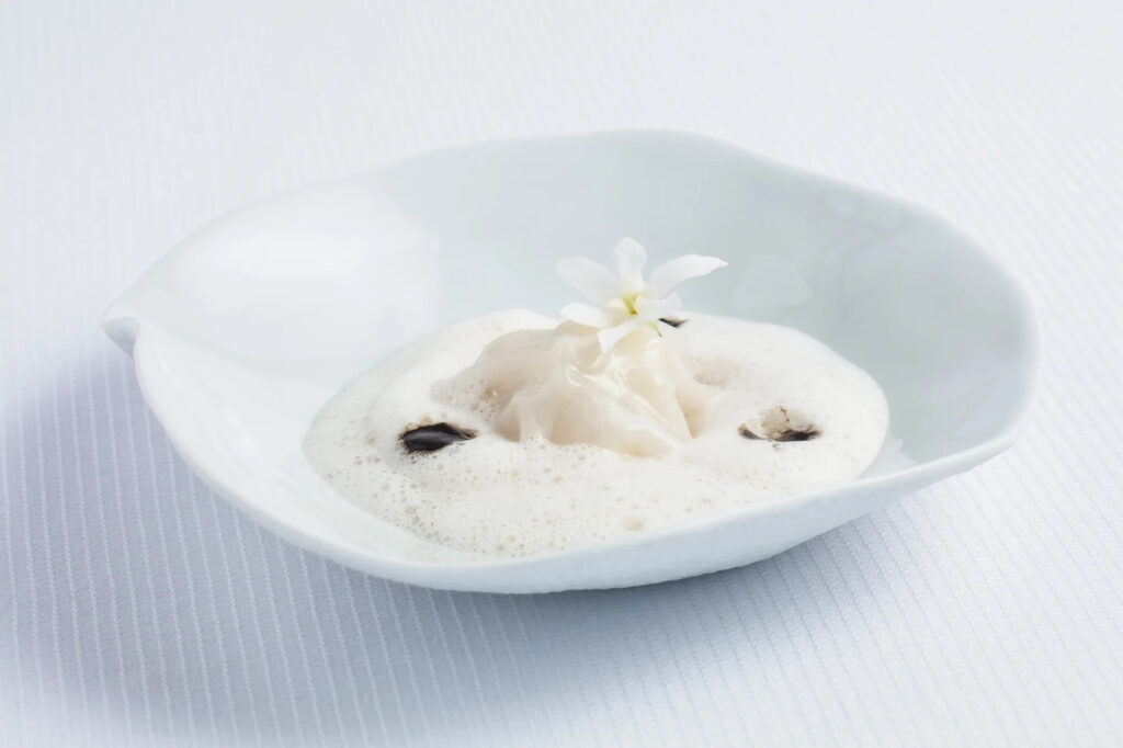 Calamar à l’Aigo Boulido, voile de lard et pesto d’ail noir