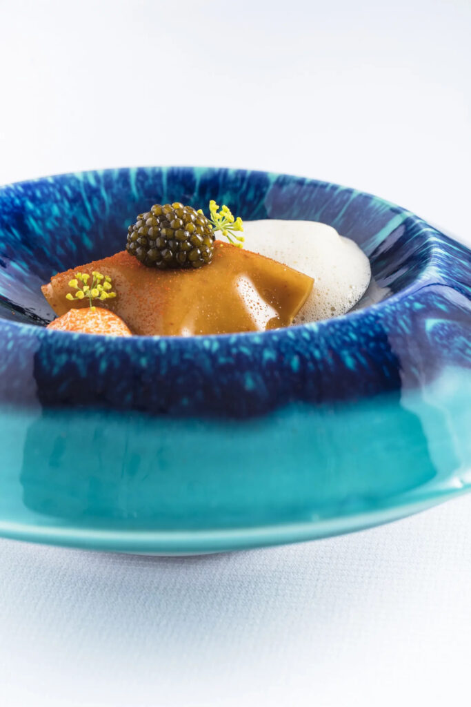 Raviole d'esquinado au tourteau et émulsion de homard