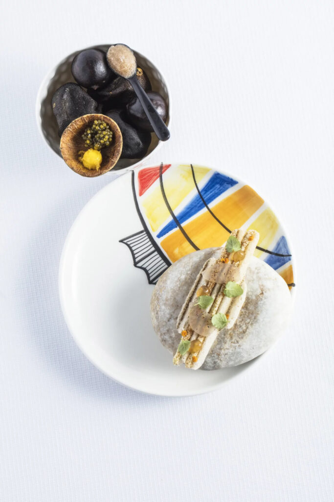 Plat de muge noire de méditerranée avec tarama et gel de miel