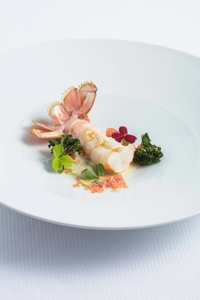 Langoustine main de bouddha dressée en cassolette