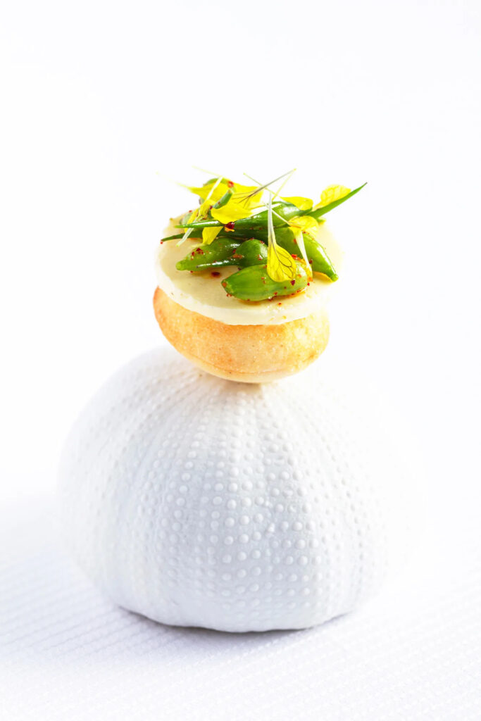 Radis beurre avec pain soufflé et beurre yuzu-koshô