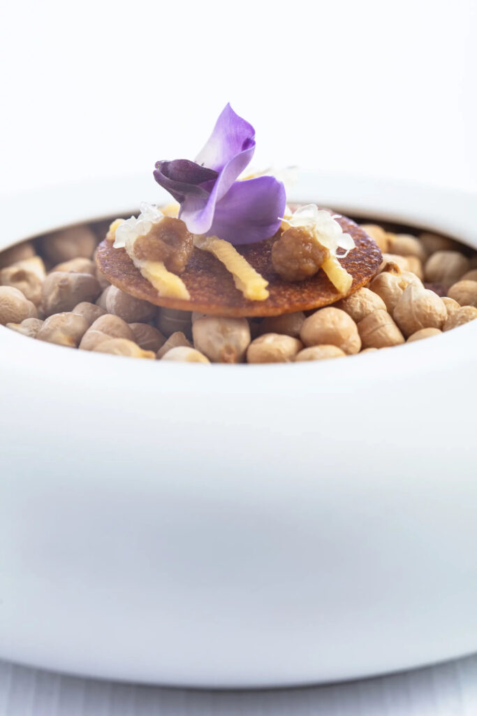 Socca croustillante servie avec un houmous crémeux