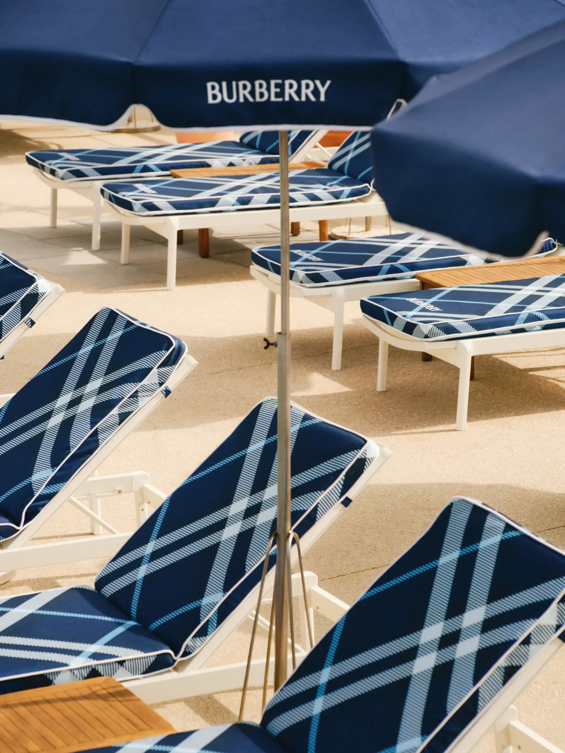 Burberry à l’hôtel Belles Rives Décor Burberry sur la plage de l’hôtel Belles Rives