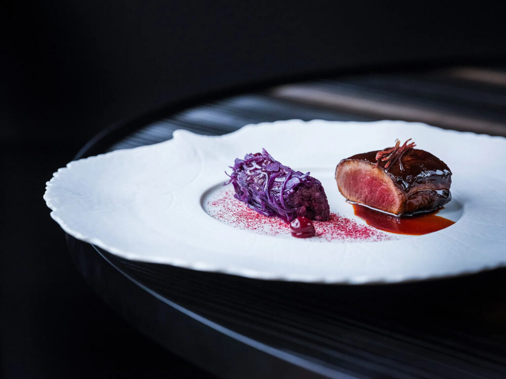 Filet de chevreuil et rouleau de chou rouge