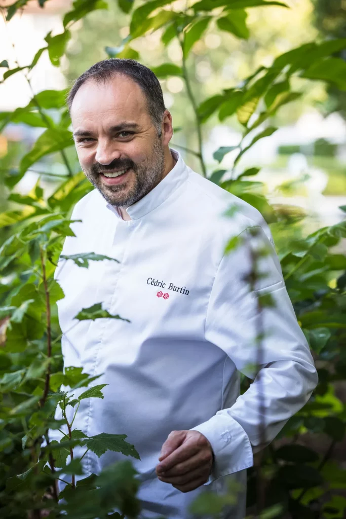 Cédric Burtin entouré de figuiers dans son restaurant