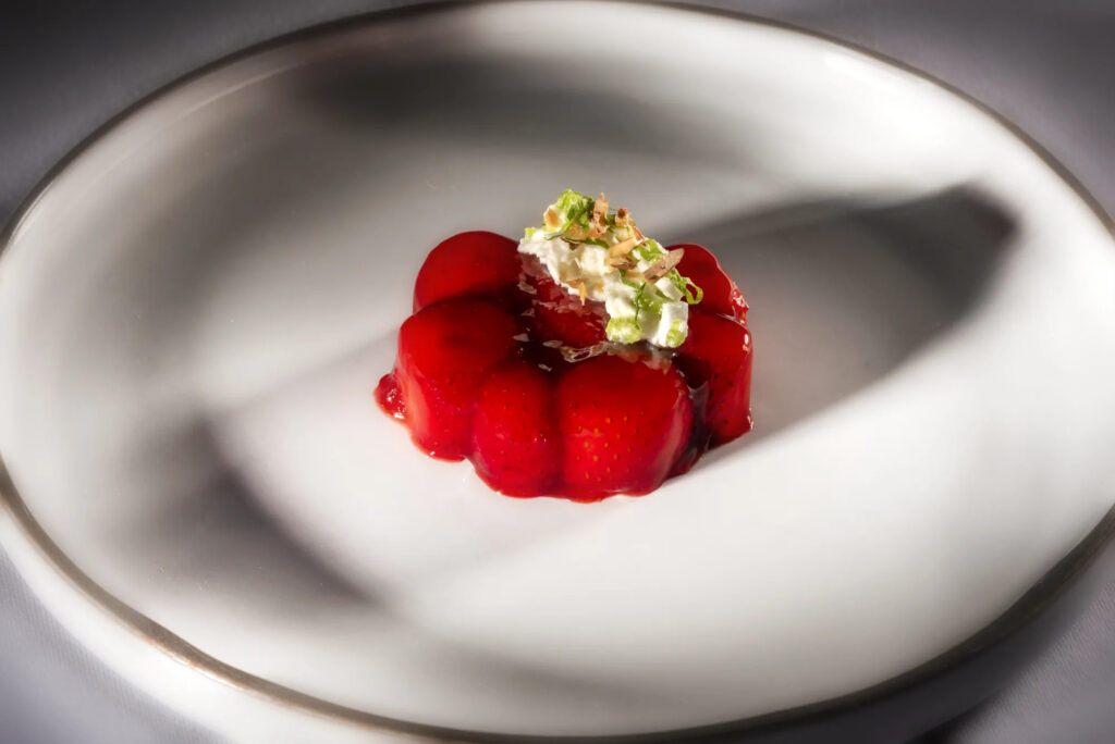 Fraises enrobées brillantes sur assiette