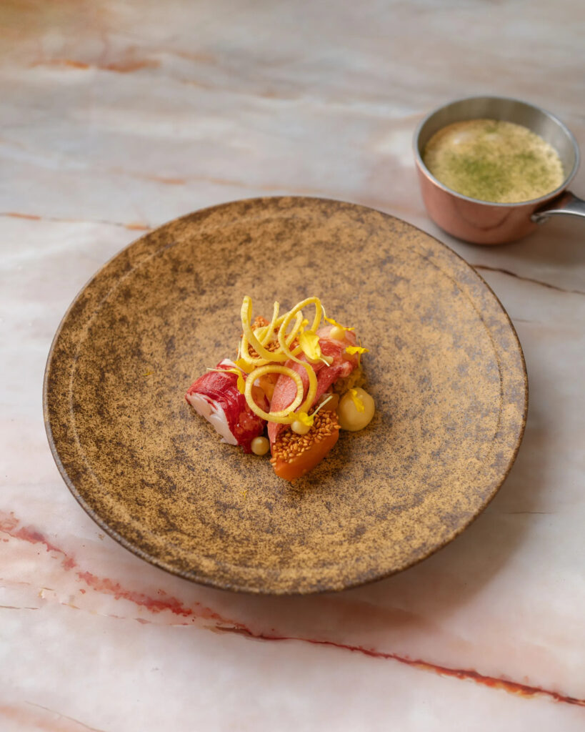 Plat de homard aux jalapeños, pied de cochon et carottes
