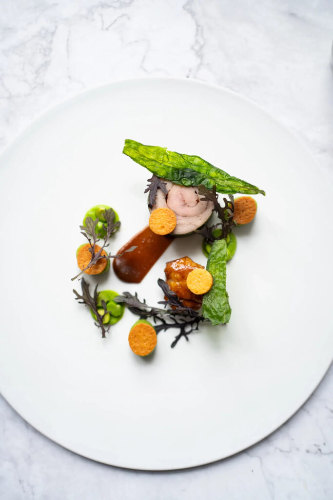 Veau, petits pois et pignons de pin