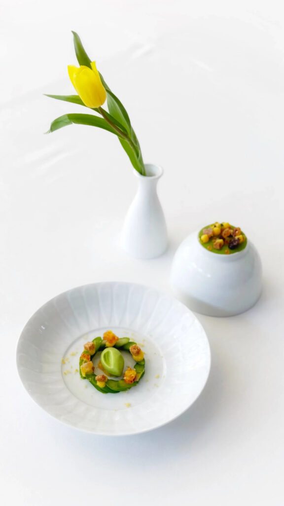 Rosace d’asperges vertes, bonite fumée et jaune d’œuf acidulé