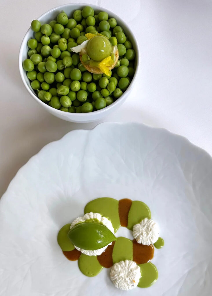 Assiette gourmande autour du petit pois avec sphères et sorbet