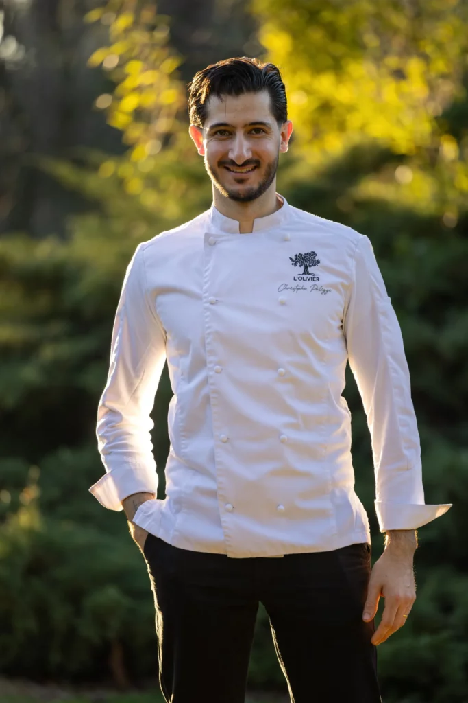 Christophe Pulizzi avec une courgette du jardin de L’Olivier