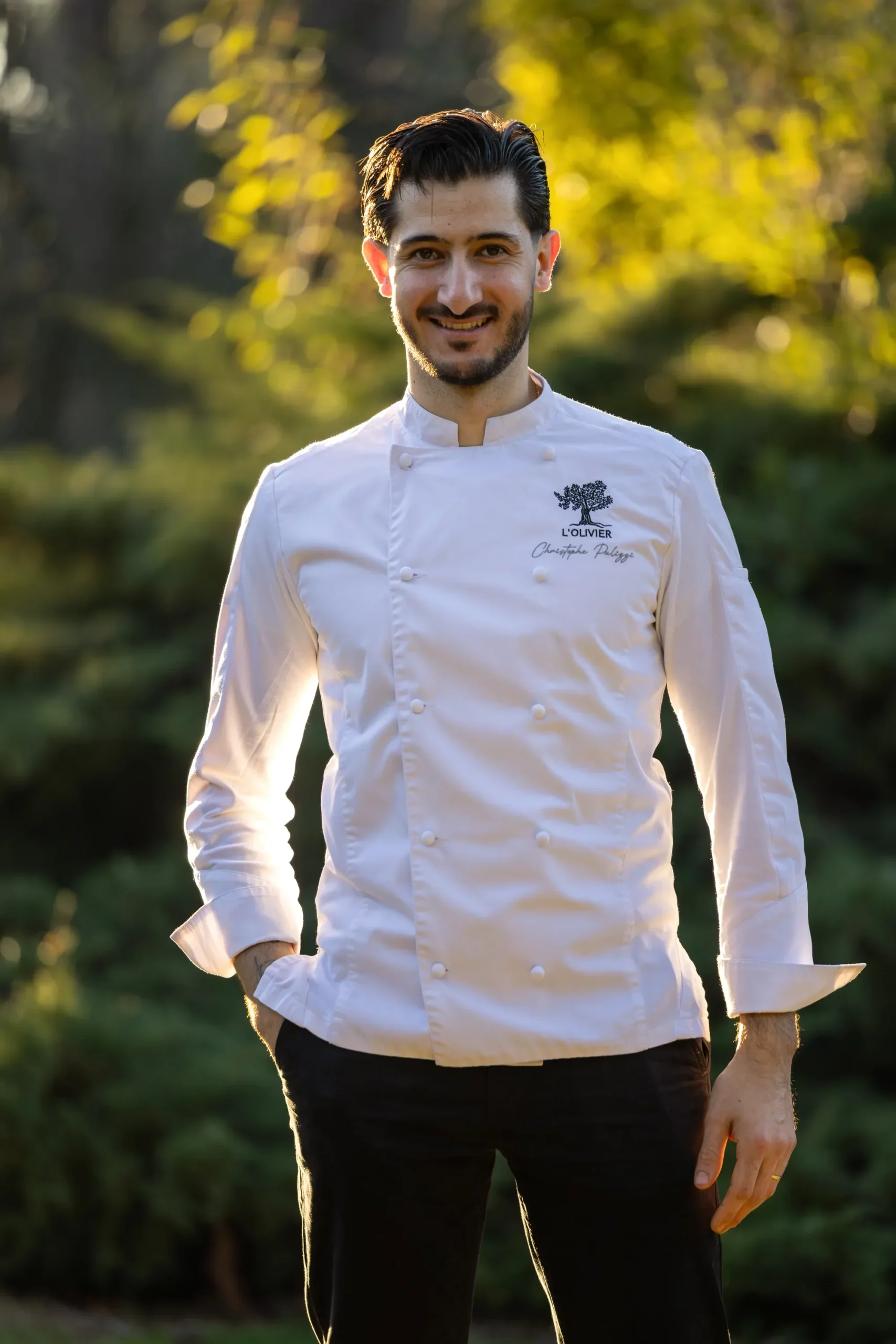 Christophe Pulizzi avec une courgette du jardin de L’Olivier