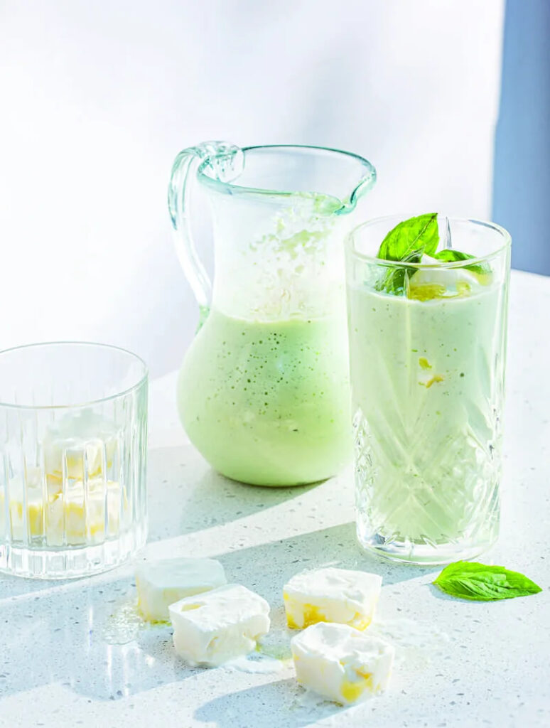 Boisson crétoise au concombre avec yaourt et basilic