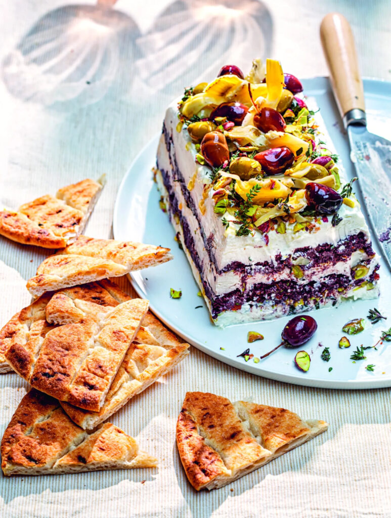 Terrine végétarienne aux couches de tapenade et pistaches