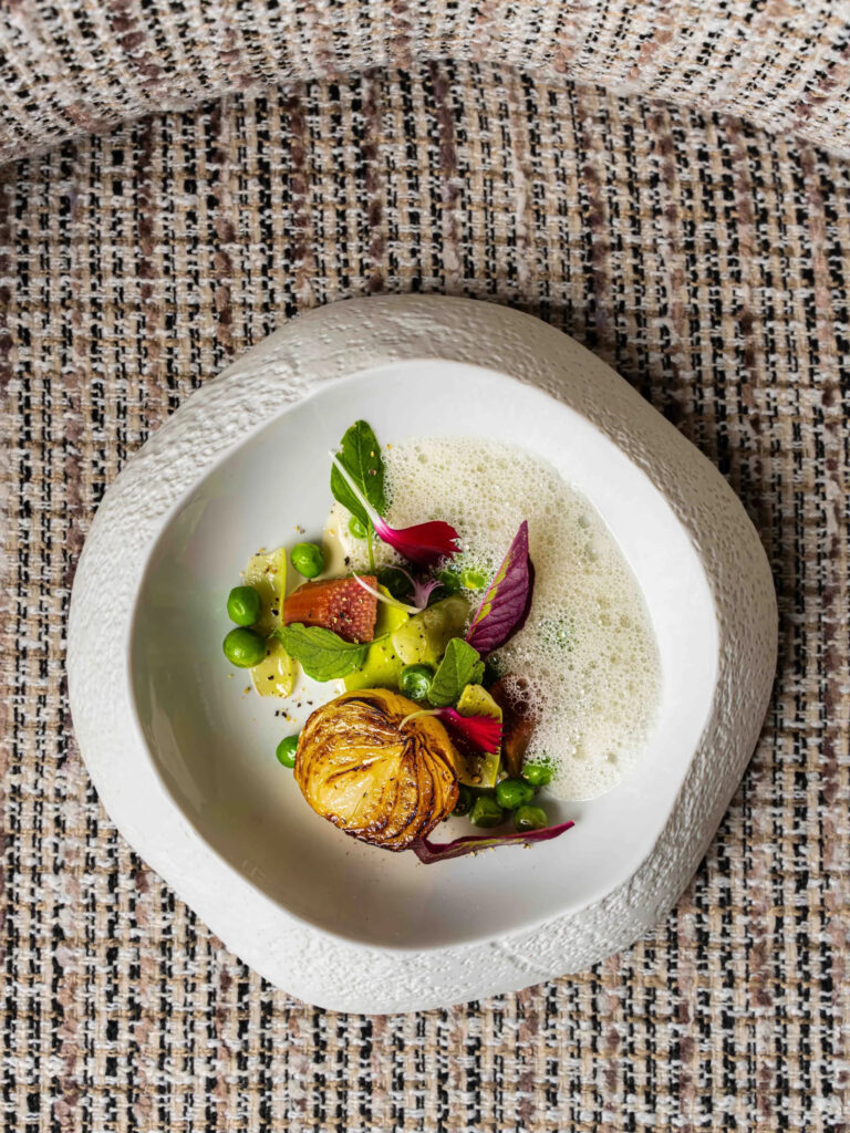 Cèbe grillée servie avec crème de petits pois et rhubarbe salée