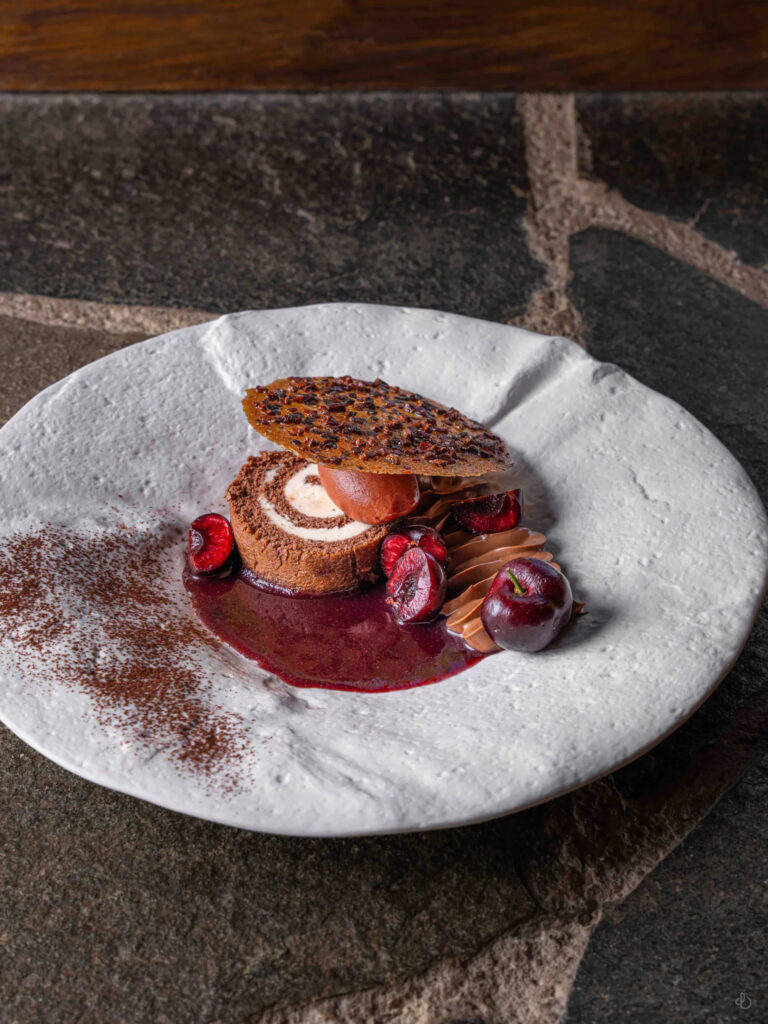 Roulé au chocolat garni de cerises et crème mascarpone à la verveine