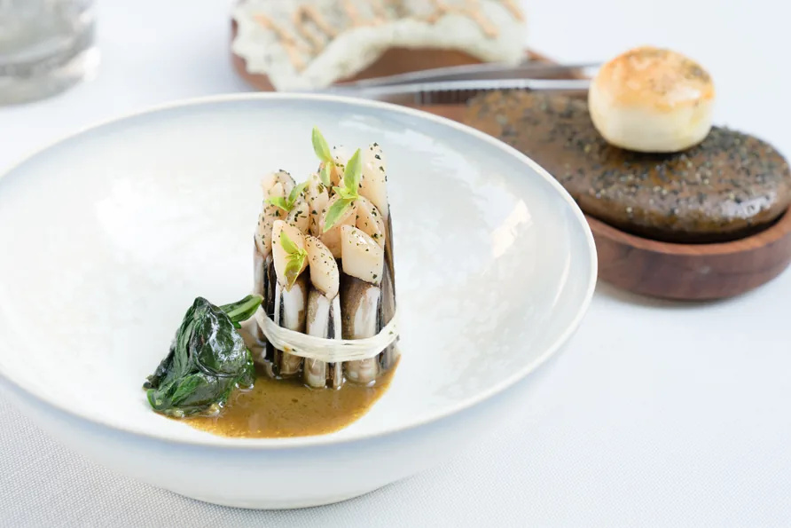 Couteaux nappés de bouillon de pistou