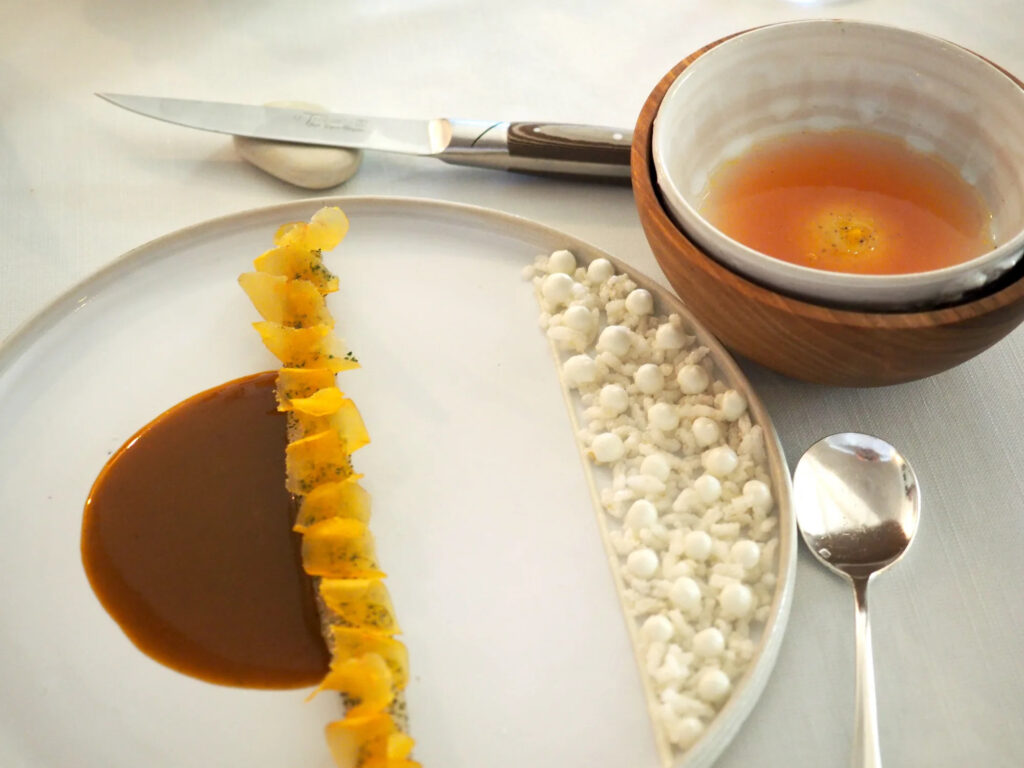 Muge de pleine mer fumée, accompagnée de riz soufflé et crème de raifort