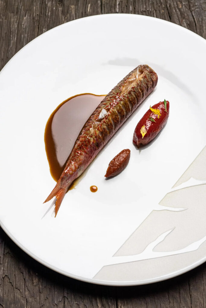 Rouget de roche agrafé accompagné de tomates confites