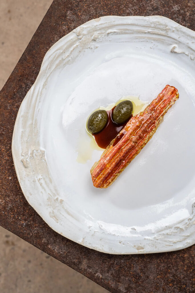 Filets de rouget de roche avec crème de cacahuète et fausses olives