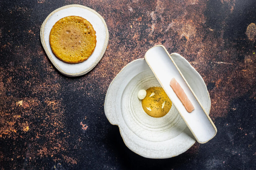 Rouget onctueux, crème fermière, écailles croustillantes et socca