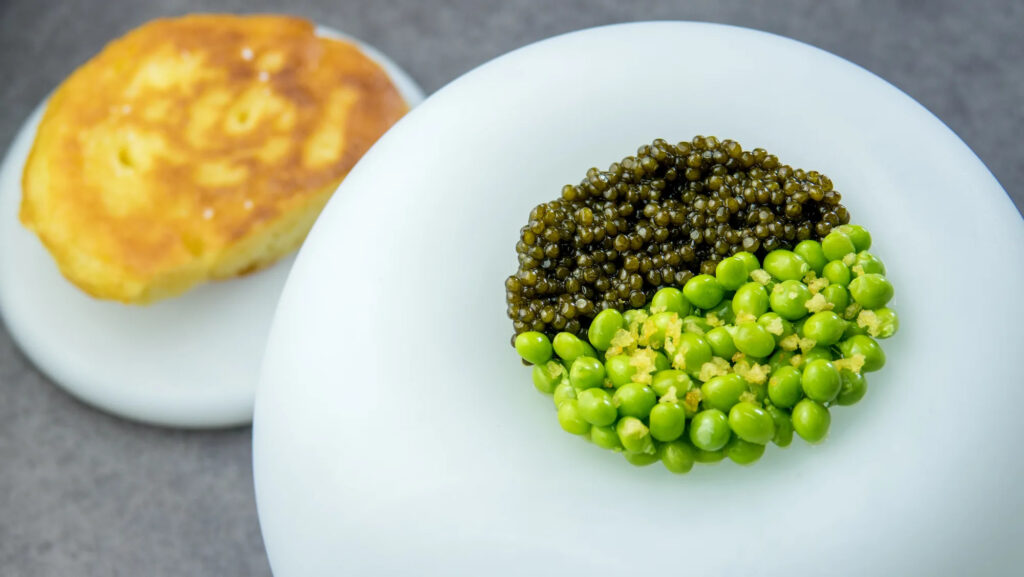 Mousseline de petits pois au caviar Schrenki et pomme gaufrette