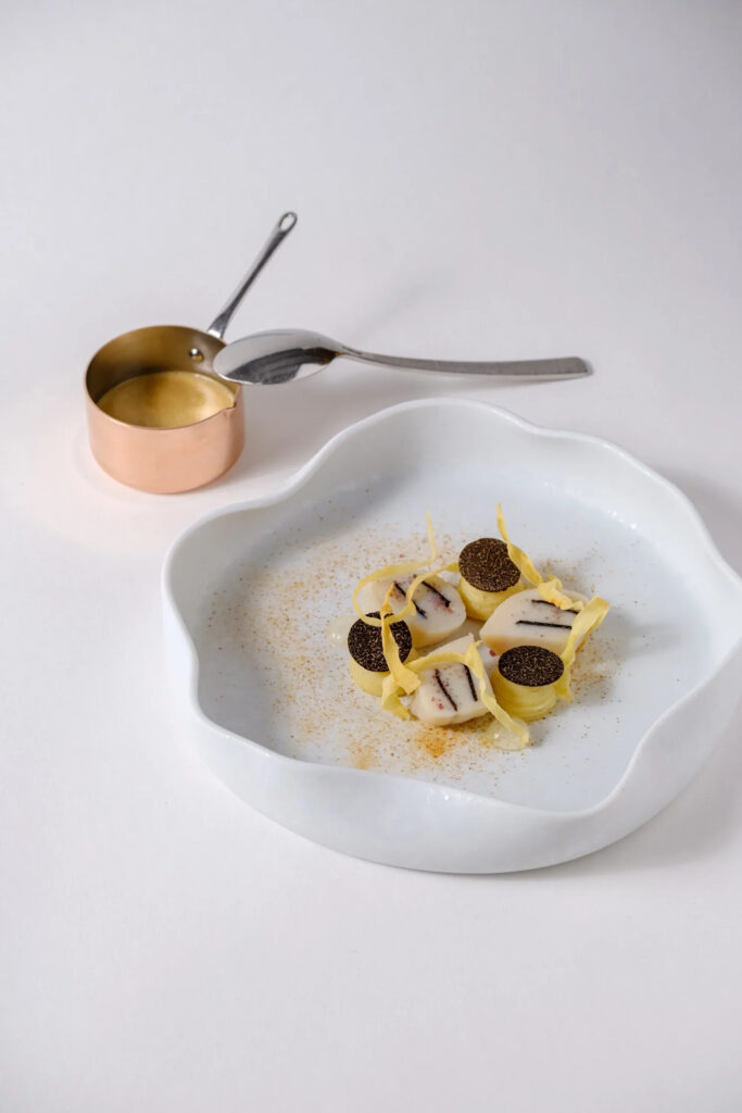 Saint-Jacques truffées, panais vanille et sauce vermouth