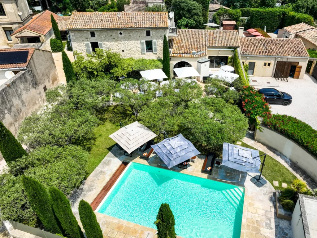 Façade et terrasse de La Belle Vie, hôtel-restaurant à Saint-Hilaire-d'Ozilhan