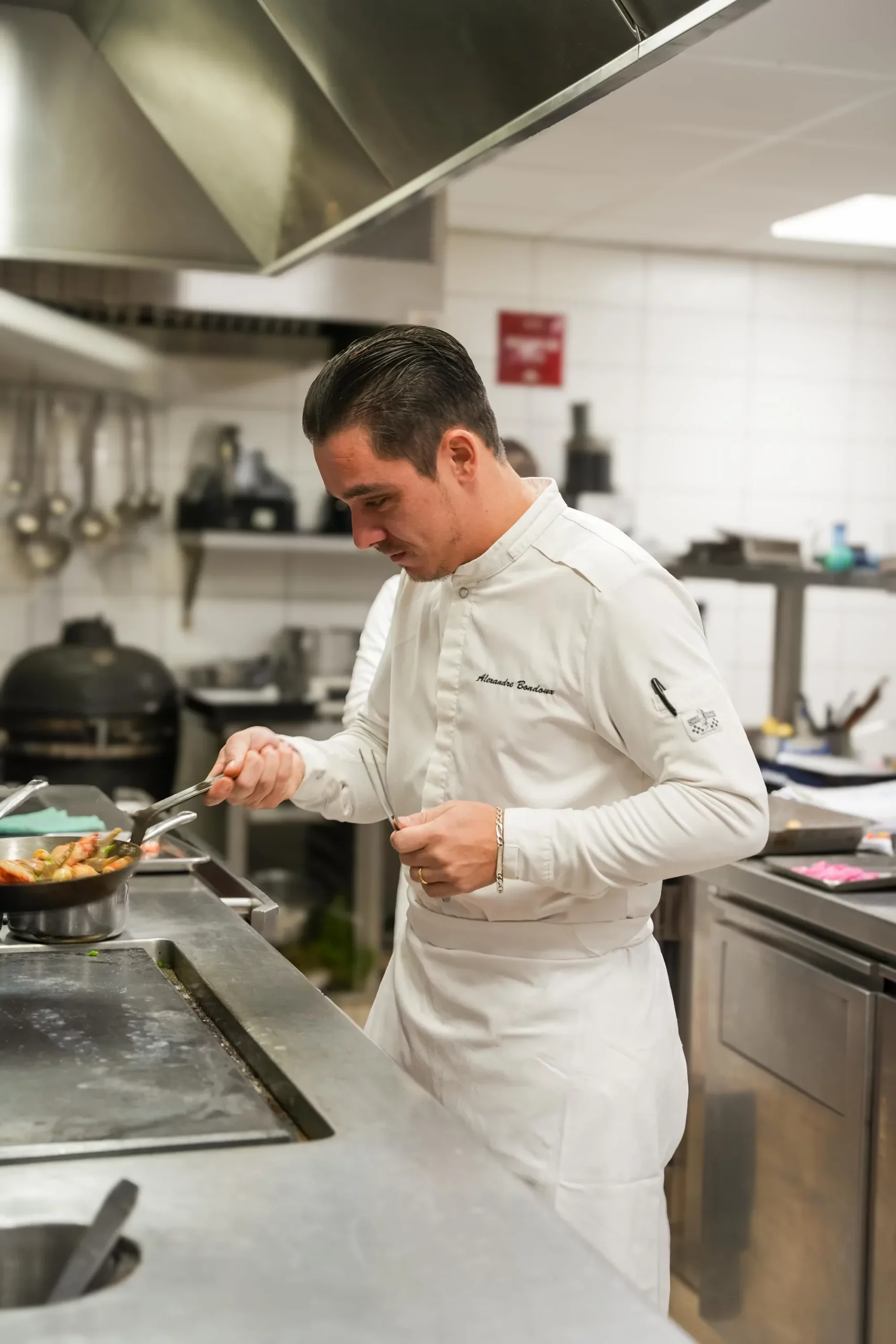 Portrait du chef Alexandre Bondoux avec la distinction Gault & Millau d'Or