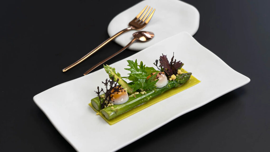 Asperges vertes nappées de mayonnaise fumée et œufs de caille