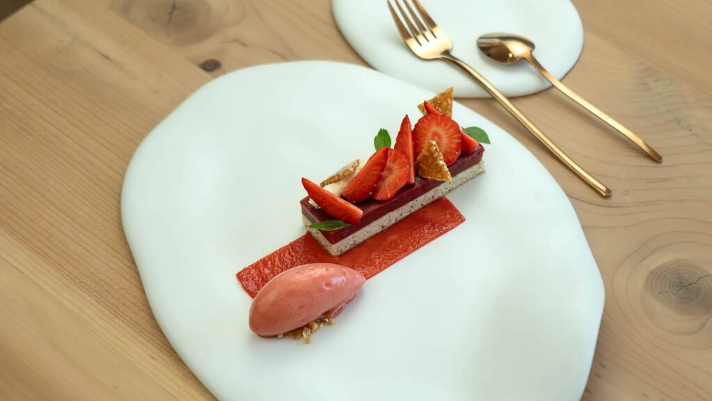 Dessert de fraises de la ferme de la Bessonière avec crème légère au poivre de Sichuan