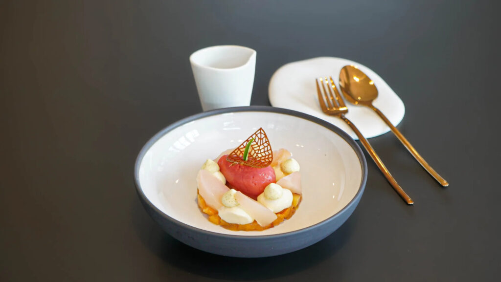 Pêches de pays déclinées à la verveine avec sorbet et petites meringues