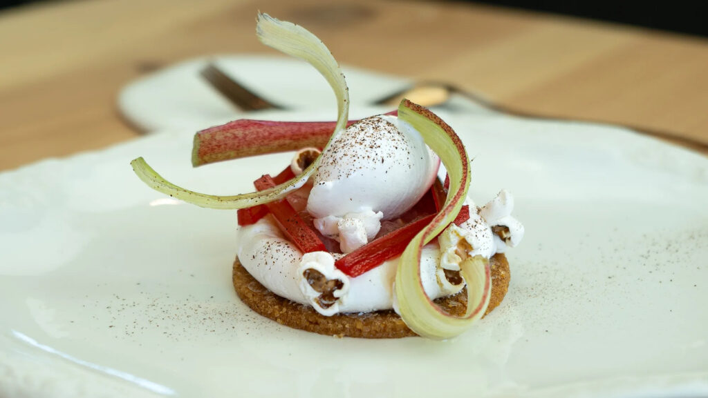 Dessert à la rhubarbe Mira et chantilly vanille