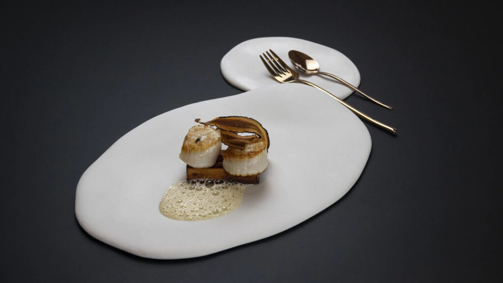 Coquilles Saint-Jacques piquées à la truffe, salsifis rôtis