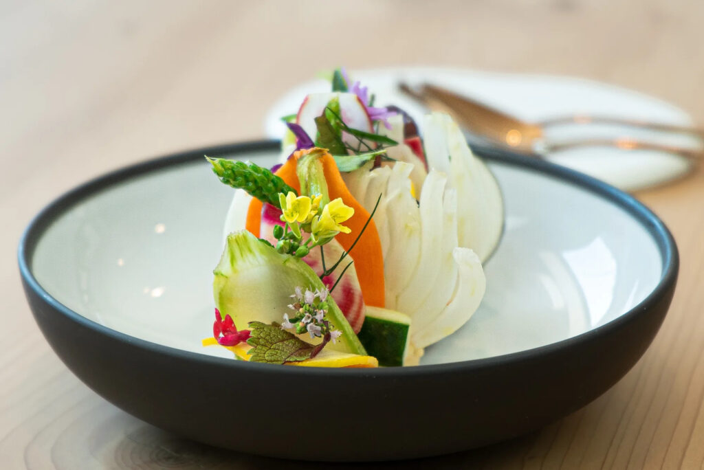 Tartelette de légumes aux herbes et fleurs