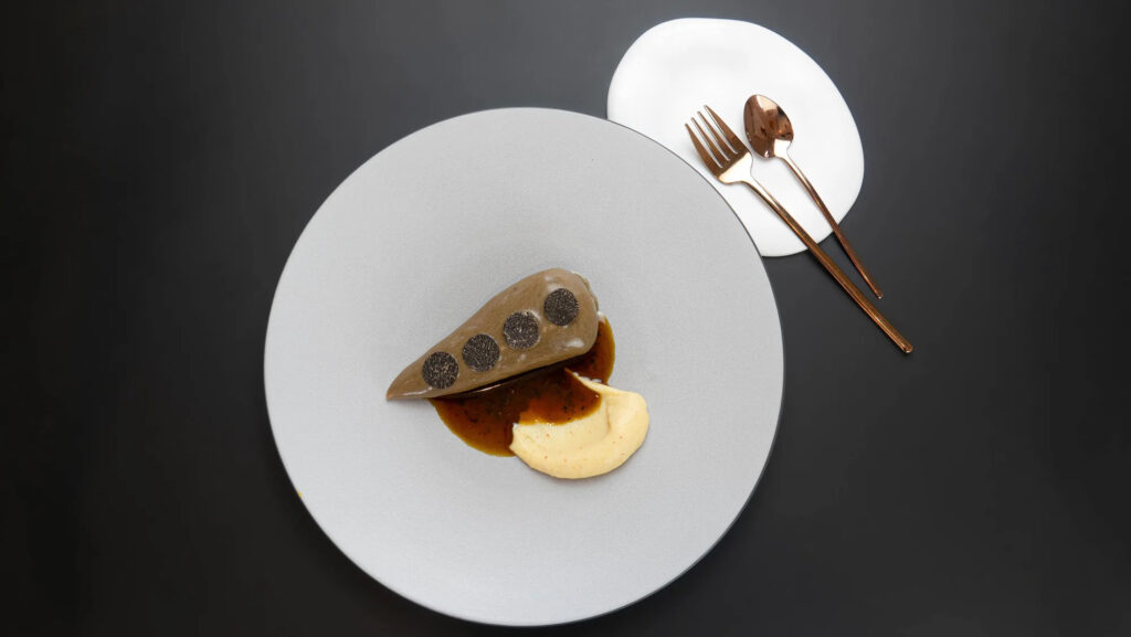 Volaille fermière vapeur sauce Albuféra avec purée de panais