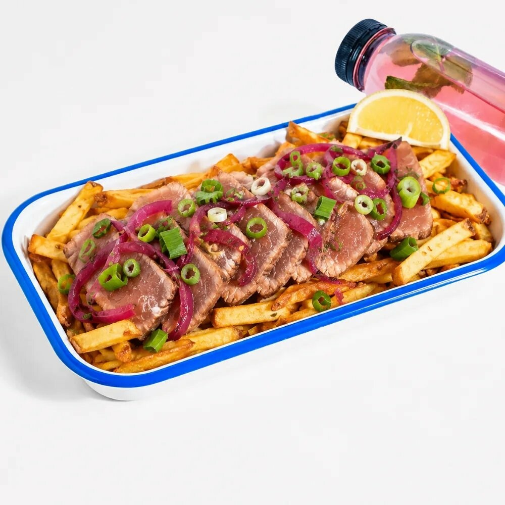Thon tataki servi avec frites et pickles
