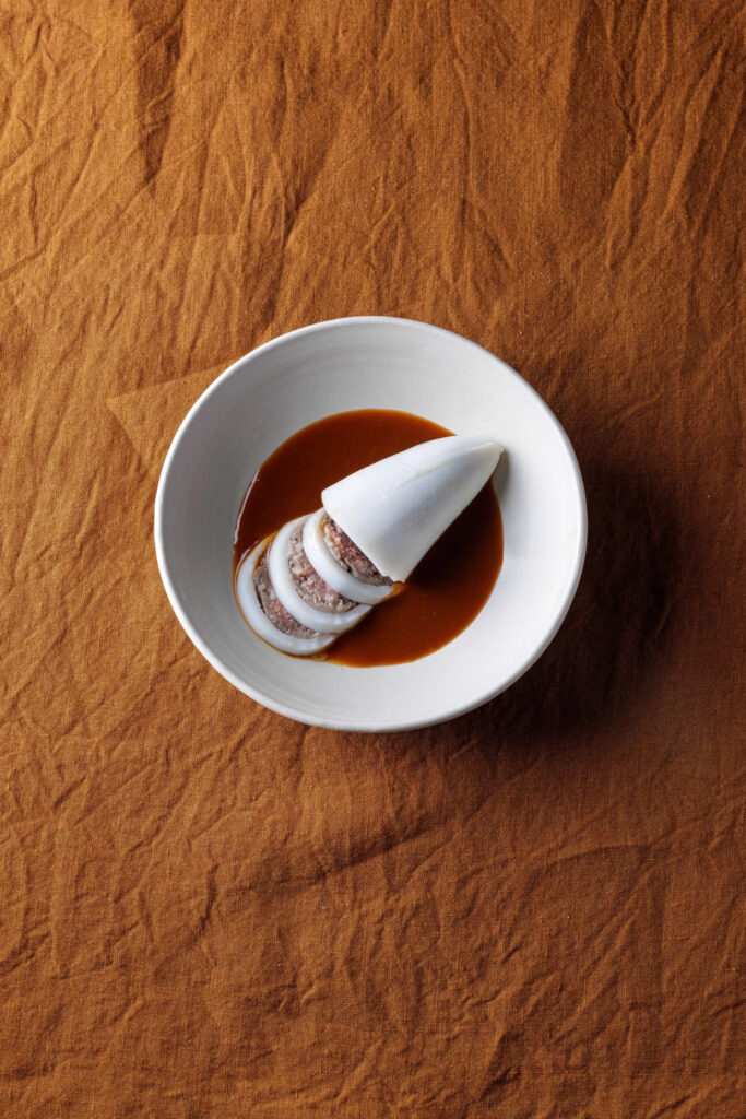 Encornets farcis au retour de chasse avec sauce puttanesca