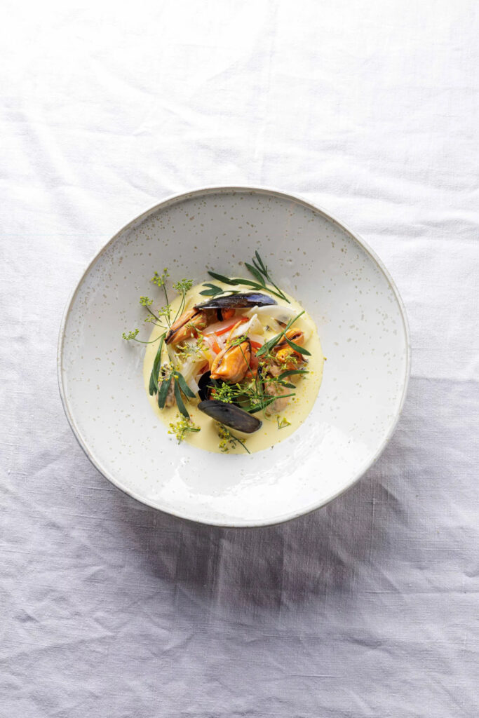 Fricassée de moules au safran, fenouil et poivron rouge