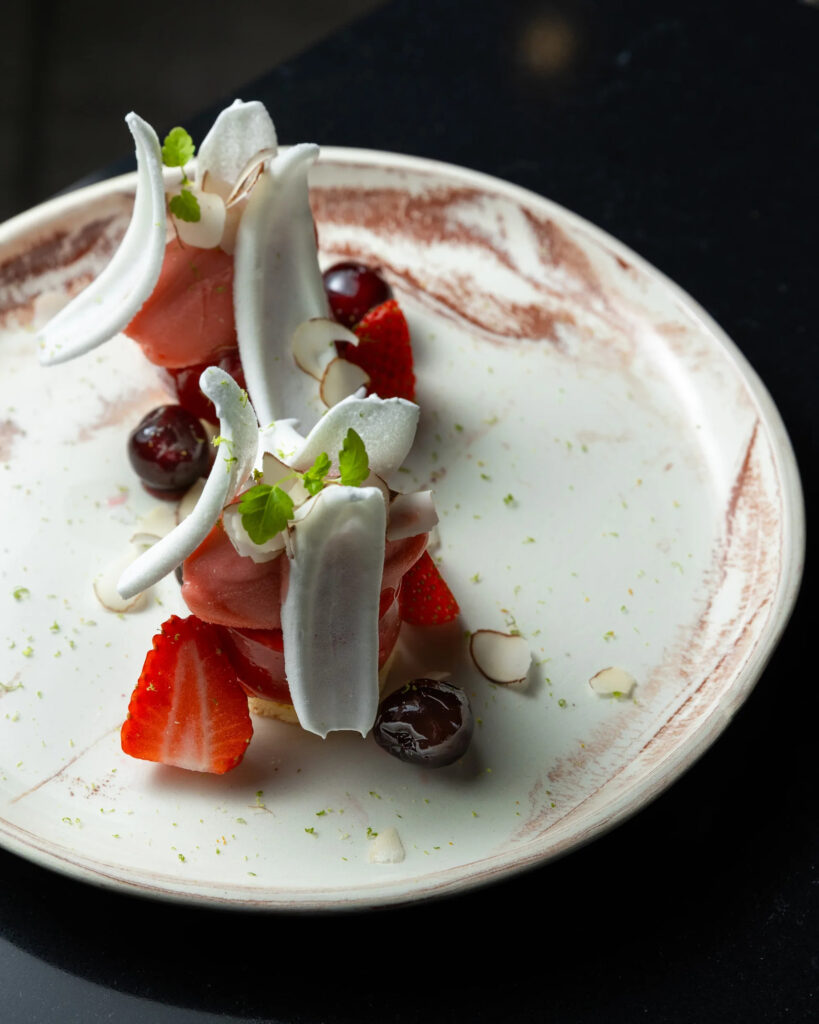 Pavlova aux cerises, fraises et amandes