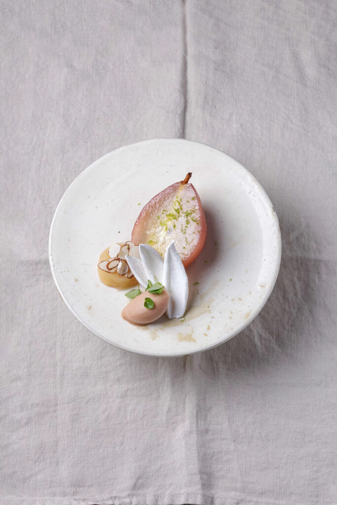Pavlova de poire et de pêche à la mélisse