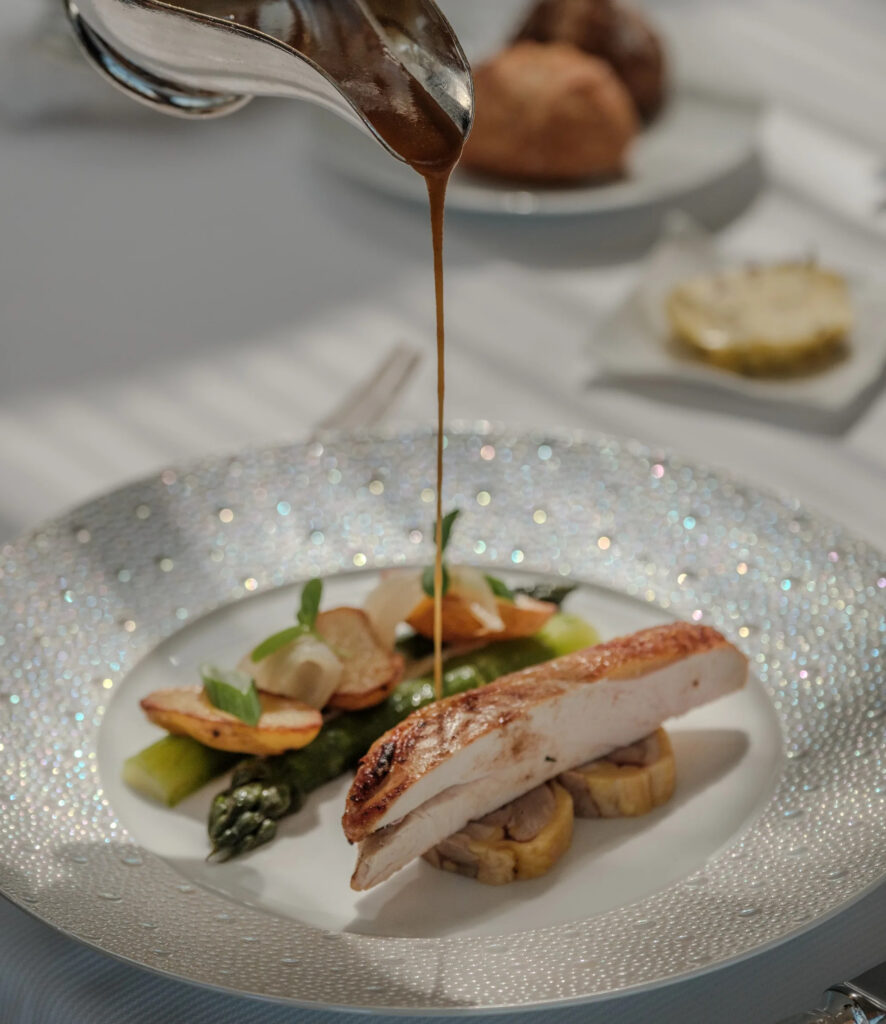 Poulet de 100 jours avec asperges, pommes de terre et oignons confits
