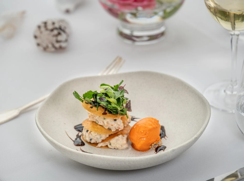 Mille-feuille d’araignée de mer accompagné d’un sorbet au poivron rouge